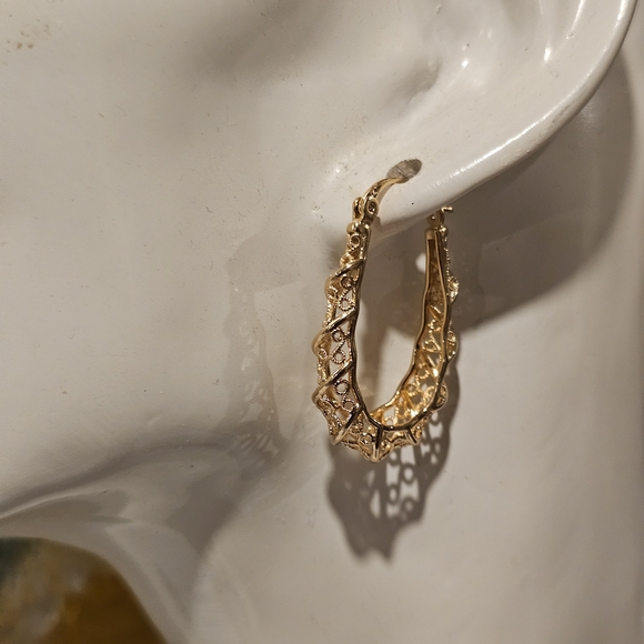 Elegant Gold Hoop Earrings - Picture 4 of 5